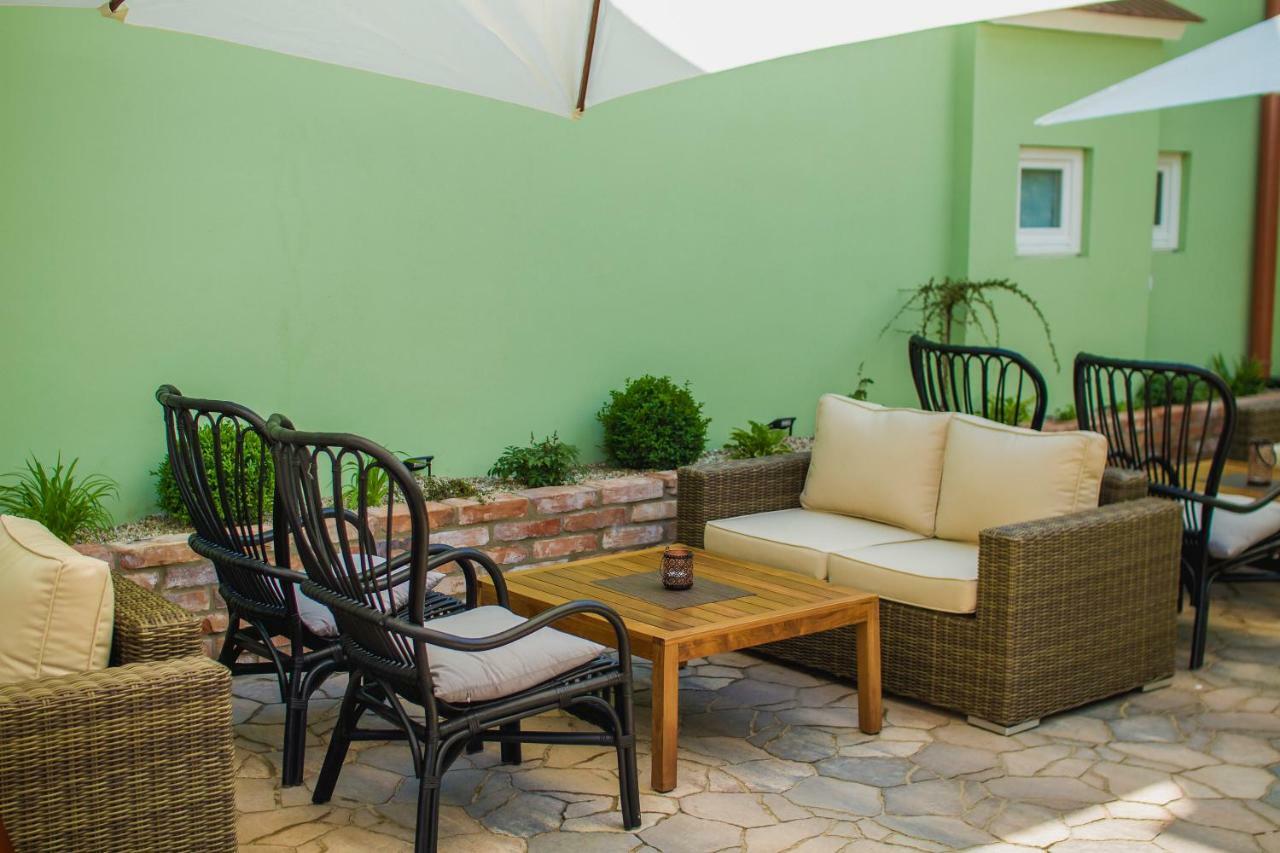 Penzion Kuria Nove Mesto nad Vahom Ngoại thất bức ảnh