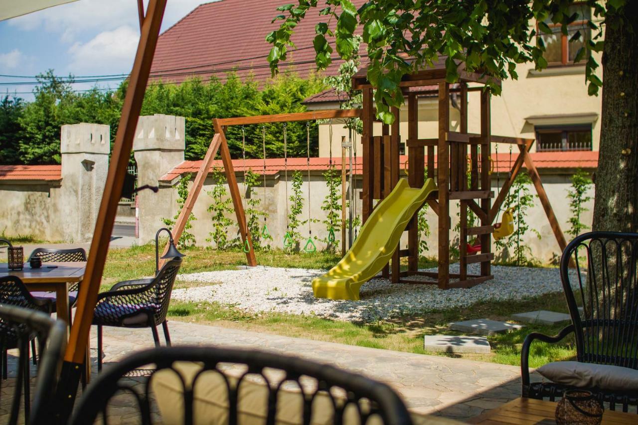 Penzion Kuria Nove Mesto nad Vahom Ngoại thất bức ảnh